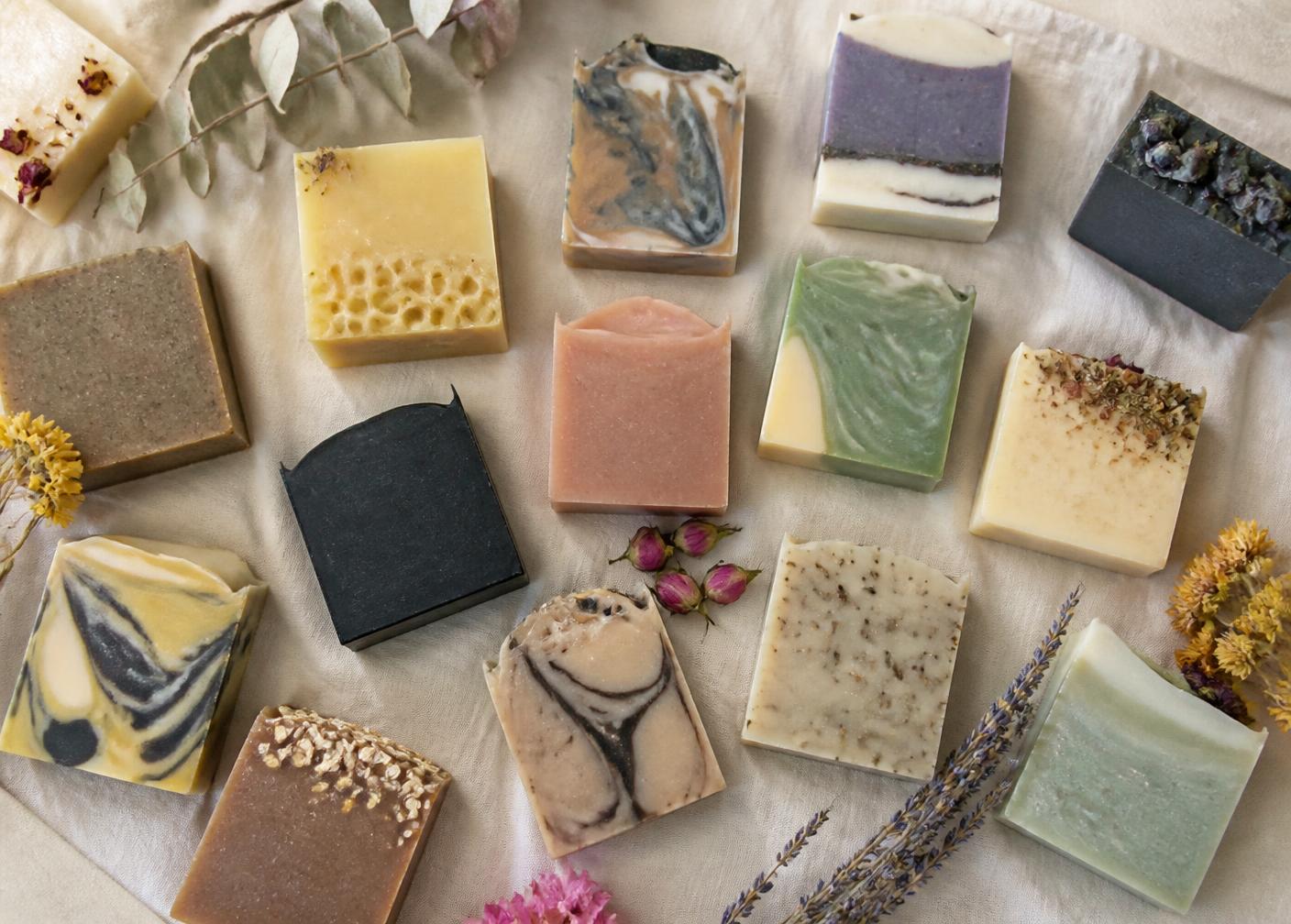Variedade de sabonetes Cold Process artesanais: marmorizados, com argilas, camadas e ervas