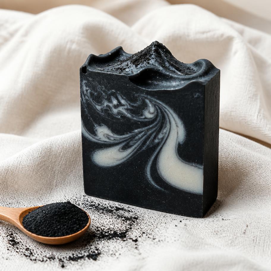 Sabonete Cold Process preto com carvão ativado e swirl branco